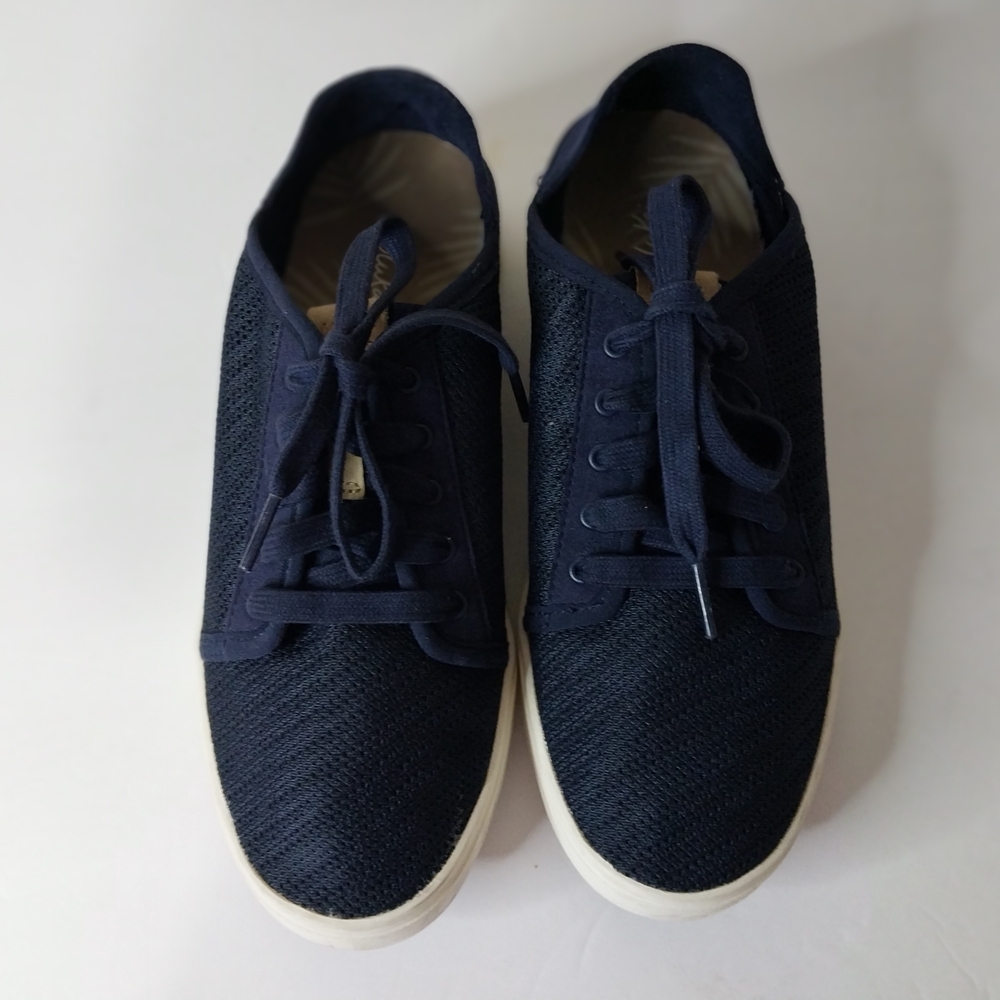 OluKai Dark Blue Size 8w Women's Sneakers Made in Vietnam